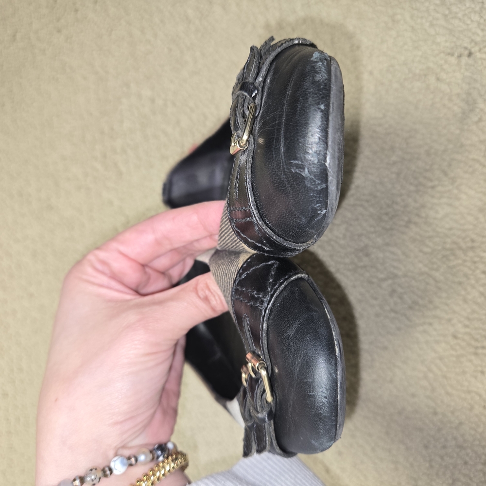 Burberry Women's Black and Tan Flats - Picture 7 of 7